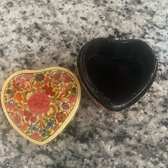 Folk Art hand carved & painted heart shaped trinket box - Picture 9 of 10